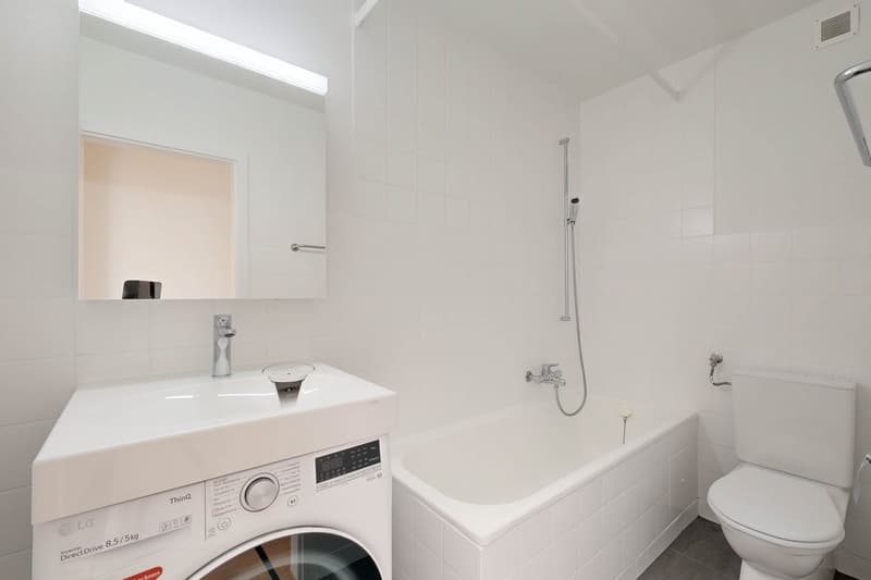 Badezimmer mit Waschtrockner (Bild von typengleicher Wohnung)