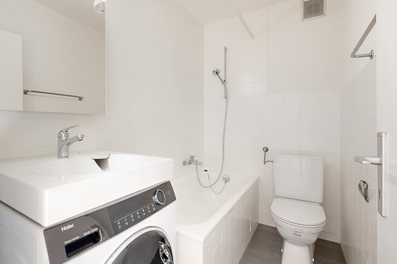 Badezimmer mit Waschtrockner (Bild von typengleicher Wohnung)