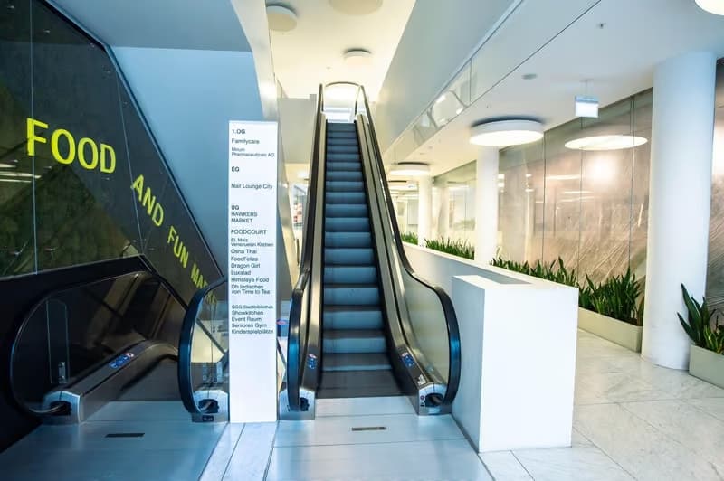 Büro-/Praxisfläche mit raumhohen Fenstern zur Sternengasse und Rolltreppenzugang (10)