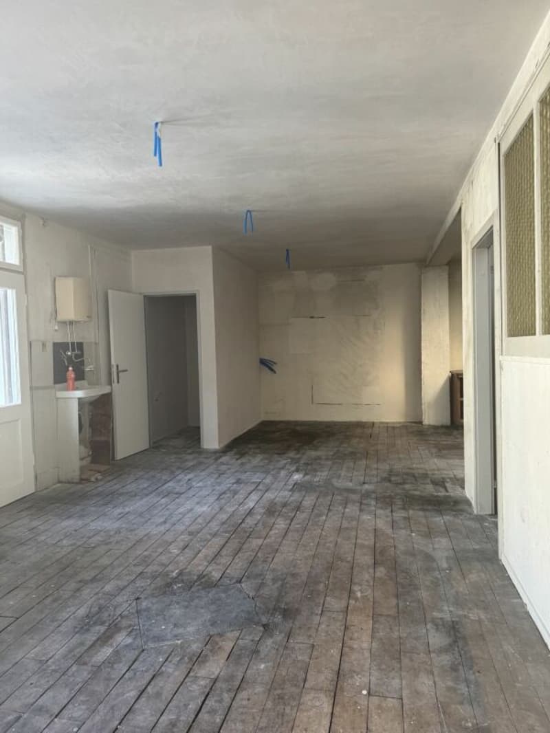 Raumübersicht mit Blick auf neu eingebaute Toilette