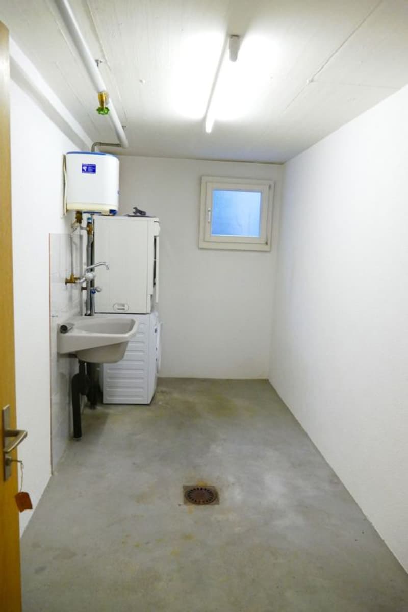 separater Keller mit Waschmaschine und Tumbler