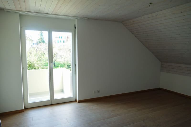 Schlafzimmer mit Ausgang auf Balkon