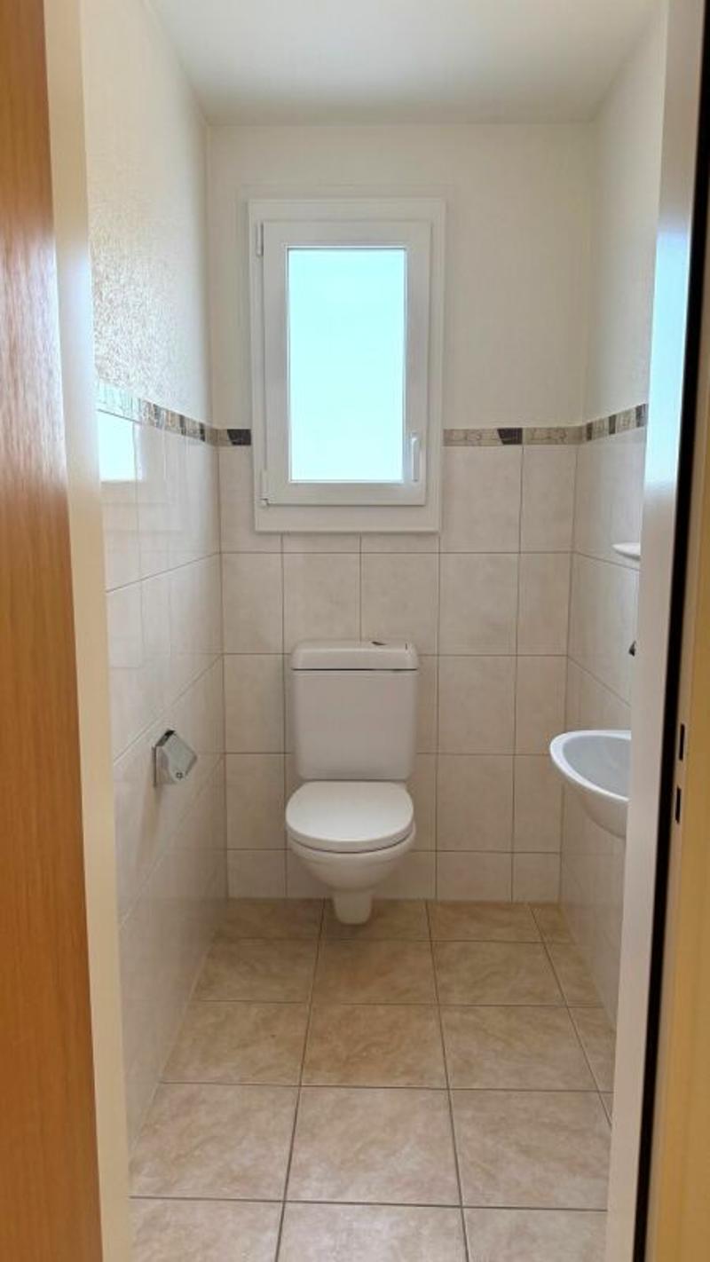 separates WC
