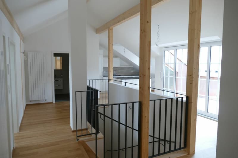 Blick zu Treppenaufgang, Bad, Balkon
