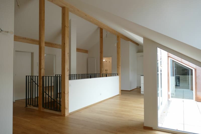 offener Wohnberich mit seitlichen Terrassenfenstern