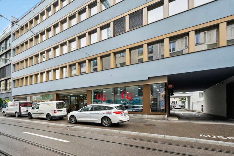 Modern expanded office space near the train station (1)