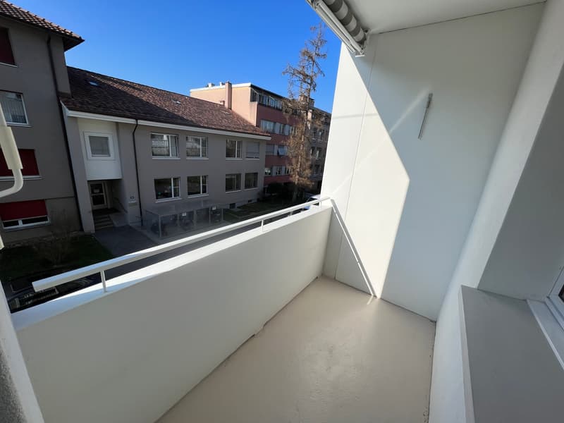 Balkon vorne (Beispielfoto aus baugleicher Wohnung; Abweichungen sind möglich)