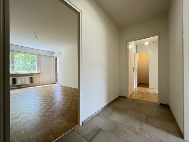 Korridor / Wohnzimmer (Beispielfoto aus baugleicher Wohnung im 1.OG; Abweichungen sind möglich)