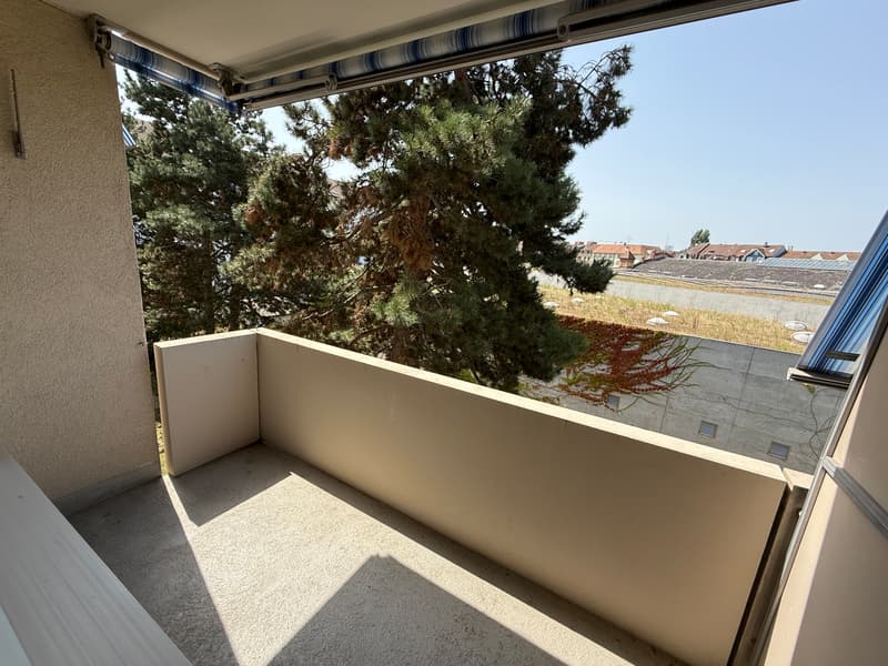 Balkon zur Gartenseite (Beispielfoto aus baugleicher Wohnung; Abweichungen sind möglich)