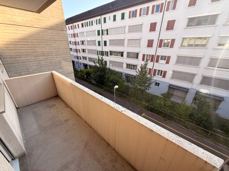 Balkon zur Strassenseite