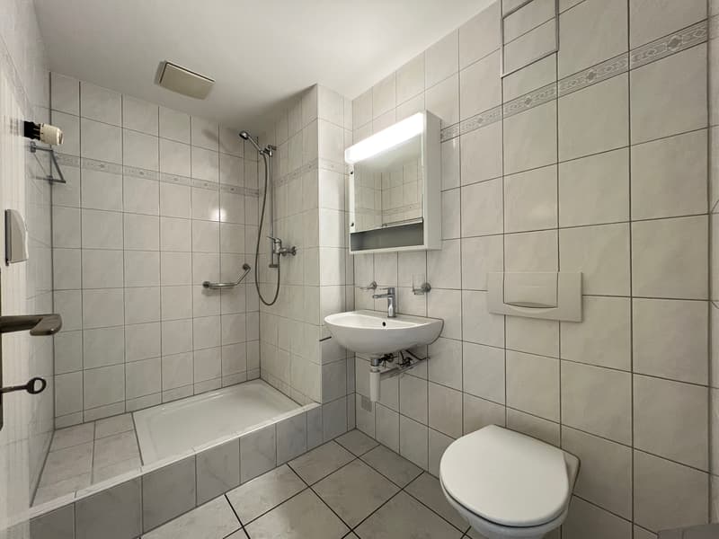 Badezimmer (Beispielfoto aus baugleicher Wohnung im 1.OG; Abweichungen sind möglich)