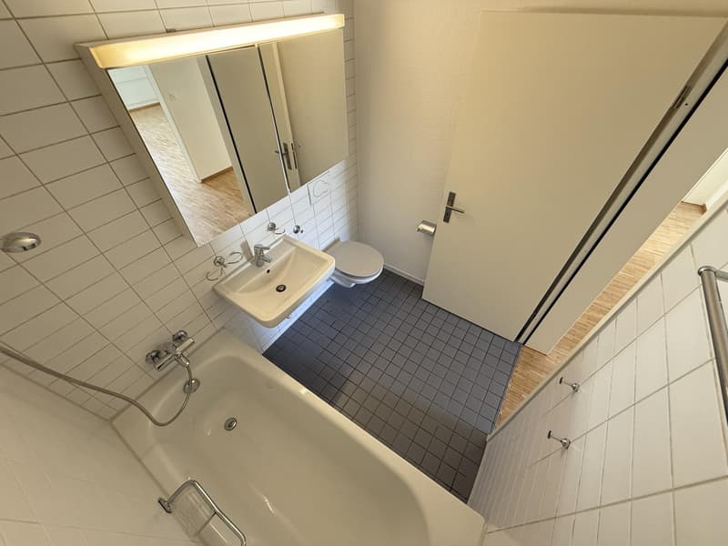 Badezimmer (Beispielfoto aus baugleicher Wohnung an der Bäumlihofstrasse: Abweichungen sind möglich)