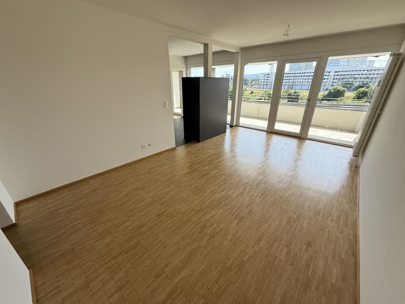 Wohnzimmer (Beispielfoto aus baugleicher Wohnung an der Bäumlihofstrasse: Abweichungen sind möglich)