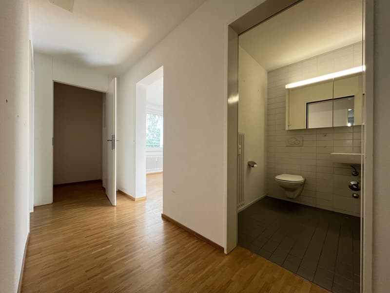 Korridor / Bad (Beispielfoto aus baugleicher Wohnung; Abweichungen sind möglich)