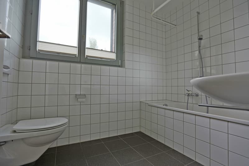 Badezimmer (Beispielfoto aus baugleicher Wohnung im 1.OG; Abweichungen sind möglich)