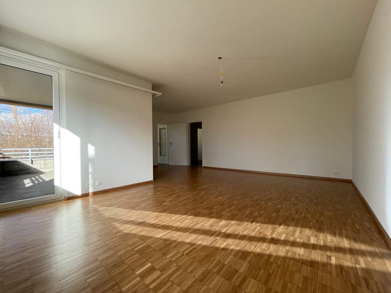 Wohnzimmer (Beispielfoto aus baugleicher Wohnung im EG; Abweichungen sind möglich)