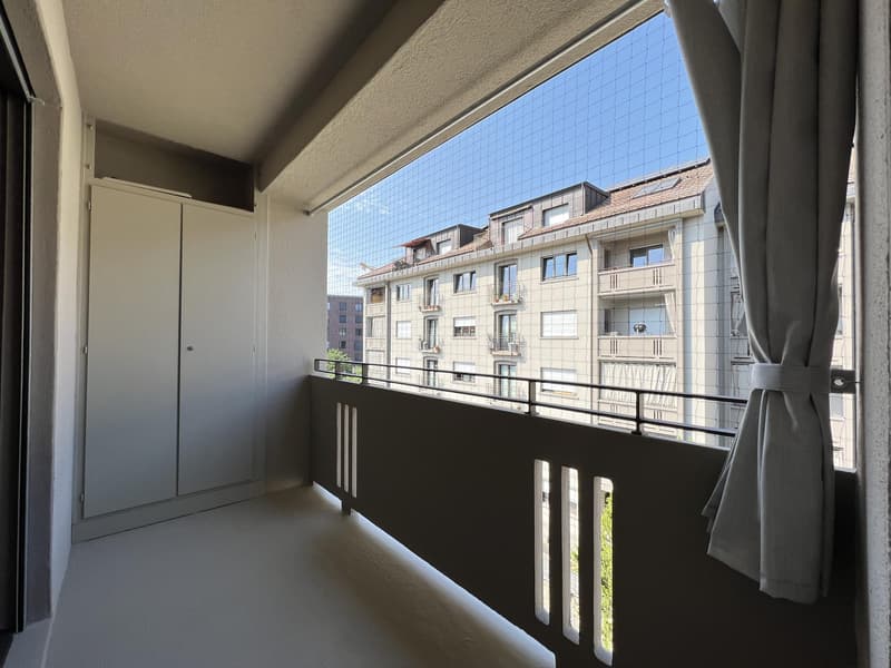 grosser Balkon (Beispielfoto aus baugleicher Wohnung; Abweichungen sind möglich)