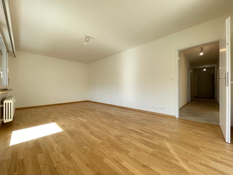 Wohnzimmer / Korridor (Beispielfoto aus baugleicher Wohnung im 1.OG; Abweichungen sind möglich)