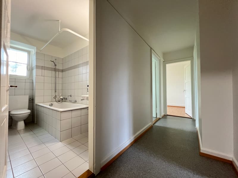 Korridor / Badezimmer (Beispielfoto aus baugleicher Wohnung; Abweichungen sind möglich)