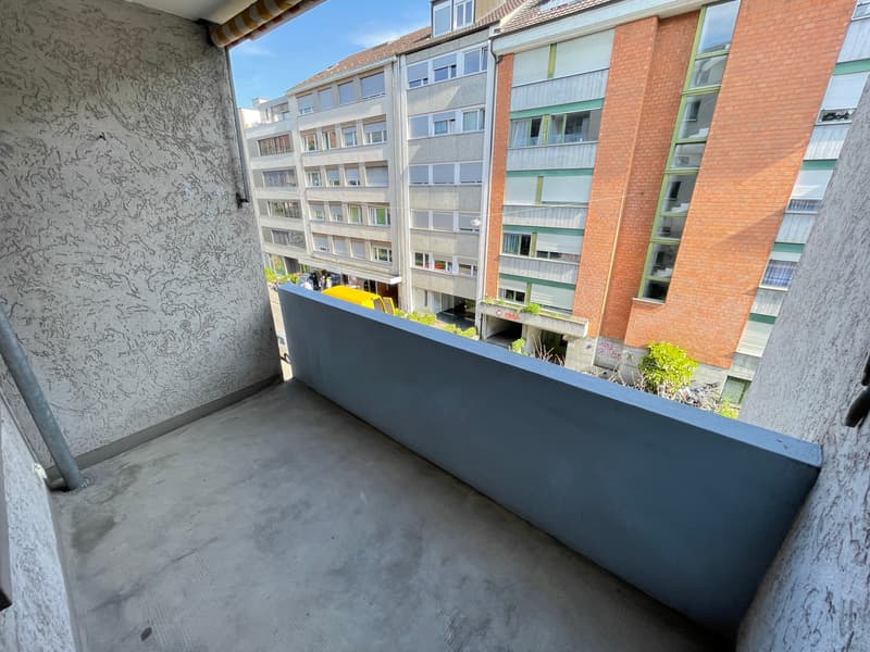 Balkon zur Strasse (Beispielfoto aus baugleicher Wohnung; Abweichungen sind möglich)