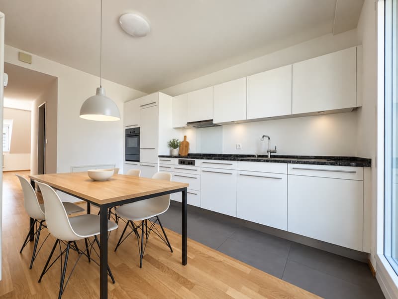 Küche (Die abgebildeten Möbel wurden mithilfe von KI ergänzt und dienen ausschliesslich der Veranschaulichung der Räume; die Wohnung wird unmöbliert vermietet)