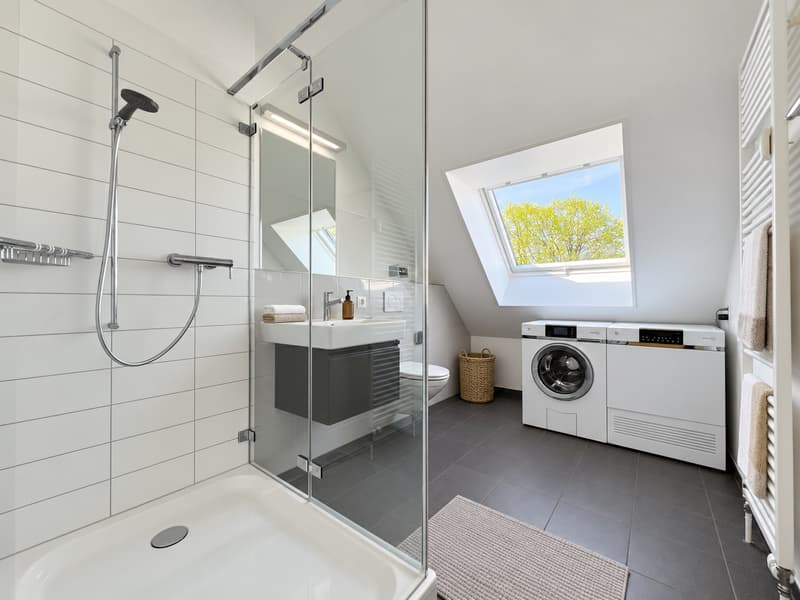Dusche / WC (Die abgebildeten Möbel wurden mithilfe von KI ergänzt und dienen ausschliesslich der Veranschaulichung der Räume; die Wohnung wird unmöbliert vermietet)