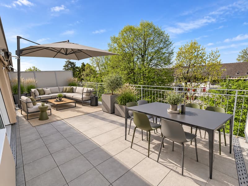 Balkon (Die abgebildeten Möbel wurden mithilfe von KI ergänzt und dienen ausschliesslich der Veranschaulichung der Räume; die Wohnung wird unmöbliert vermietet)
