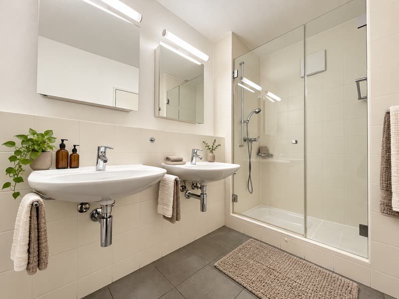 Dusche (Die abgebildeten Möbel wurden mithilfe von KI ergänzt und dienen ausschliesslich der Veranschaulichung der Räume; die Wohnung wird unmöbliert vermietet)
