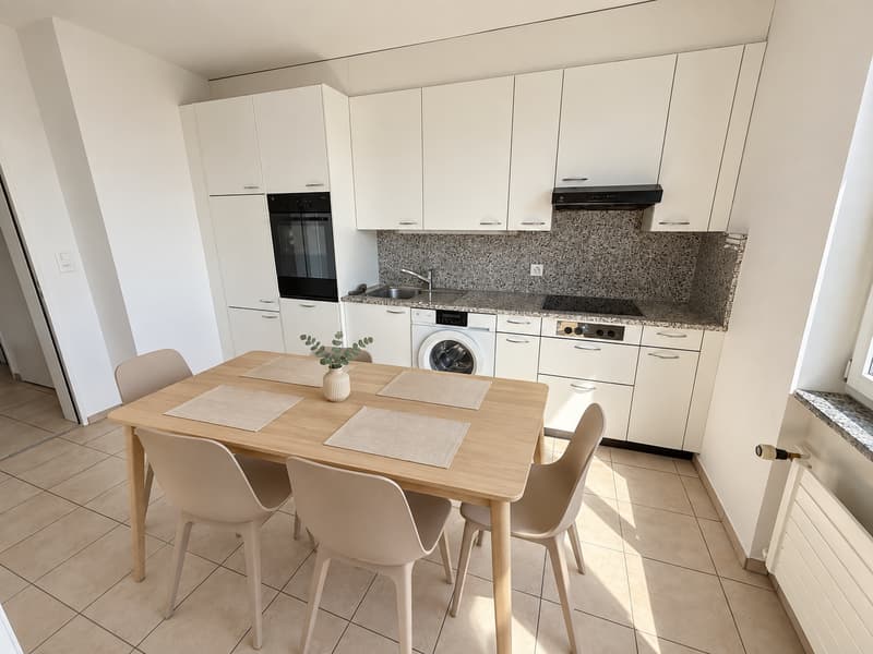 Küche (Die abgebildeten Möbel wurden mithilfe von KI ergänzt und dienen ausschliesslich der Veranschaulichung der Räume; die Wohnung wird unmöbliert vermietet)