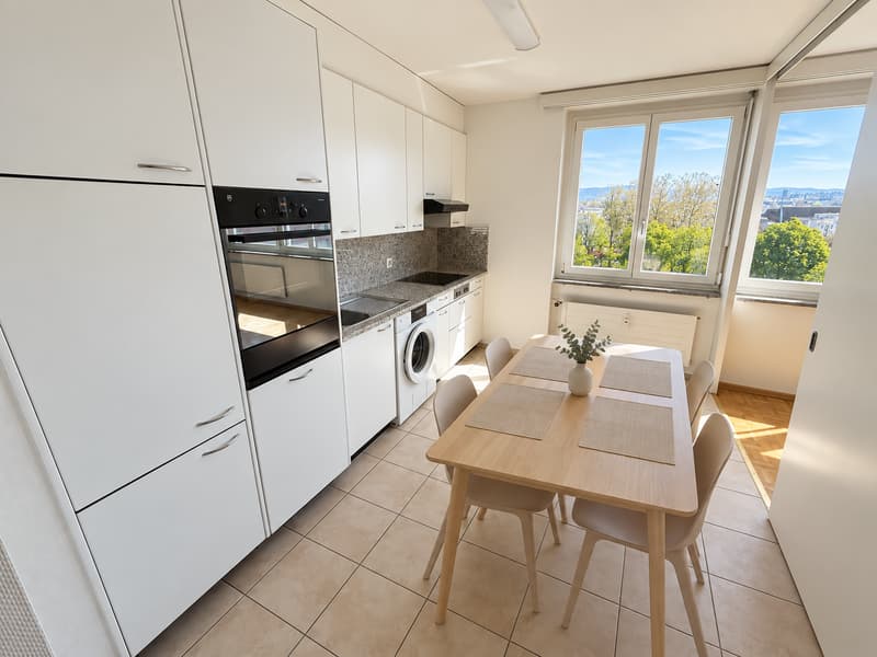 Küche (Die abgebildeten Möbel wurden mithilfe von KI ergänzt und dienen ausschliesslich der Veranschaulichung der Räume; die Wohnung wird unmöbliert vermietet)