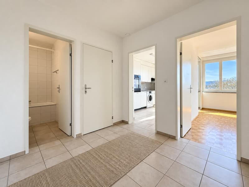 Korridor / Eingang (Die abgebildeten Möbel wurden mithilfe von KI ergänzt und dienen ausschliesslich der Veranschaulichung der Räume; die Wohnung wird unmöbliert vermietet)