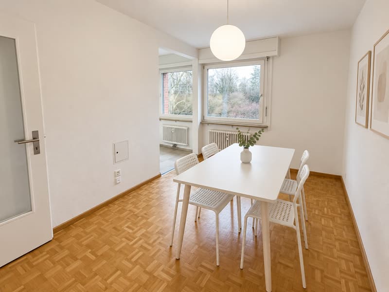 Esszimmer (Die abgebildeten Möbel wurden mithilfe von KI ergänzt und dienen ausschliesslich der Veranschaulichung der Räume; die Wohnung wird unmöbliert vermietet)