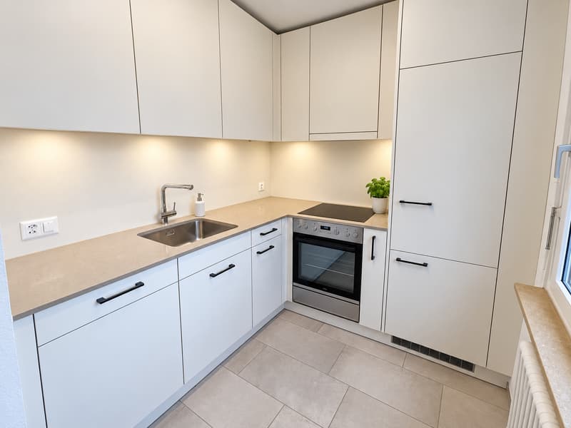 Küche (Die abgebildeten Möbel wurden mithilfe von KI ergänzt und dienen ausschliesslich der Veranschaulichung der Räume; die Wohnung wird unmöbliert vermietet)