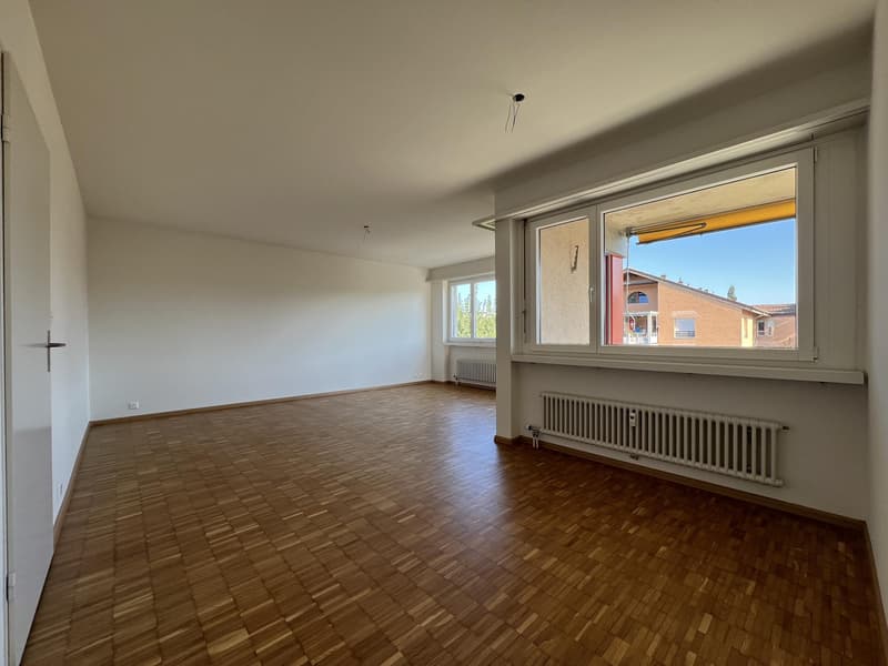 Wohnzimmer / Essplatz (Beispielfoto aus baugleicher Wohnung; Abweichungen sind möglich)