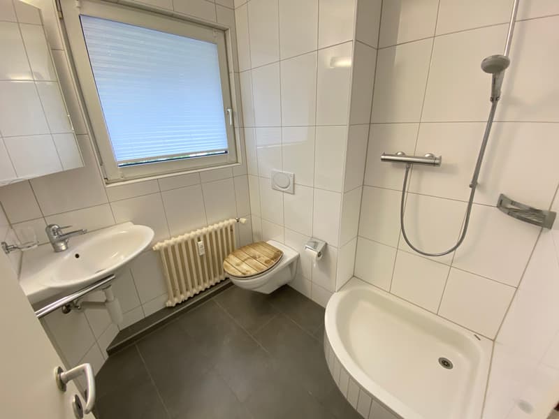 Dusche/WC (Beispielfoto aus baugleicher Wohnung; Abweichungen sind möglich)