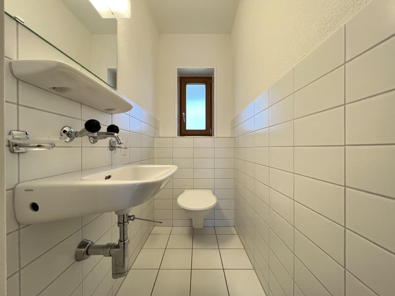 sep. WC (Beispielfoto aus baugleicher Wohnung; Abweichungen sind möglich)
