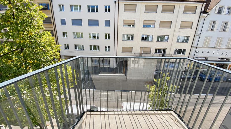 Balkon Strassenseite (Beispielfoto aus baugleicher Wohnung auf dem 2.OG; Abweichungen sind möglich)