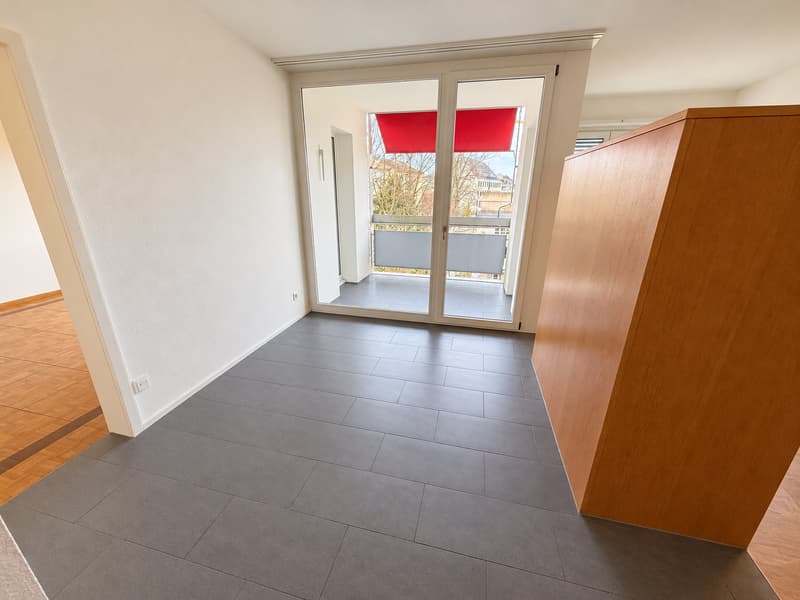 Essplatz mit offener Küche und Balkon