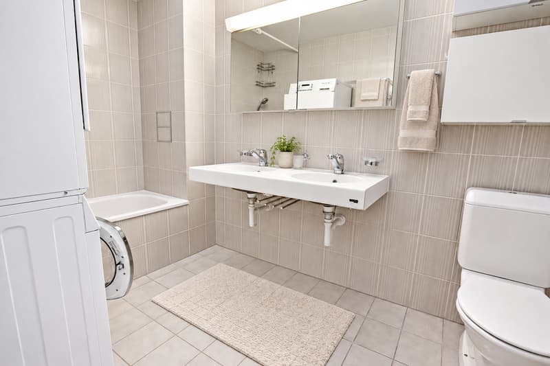 Badezimmer mit WC (Die abgebildeten Möbel wurden mithilfe von KI ergänzt und dienen ausschliesslich der Veranschaulichung der Räume; die Wohnung wird unmöbliert vermietet)