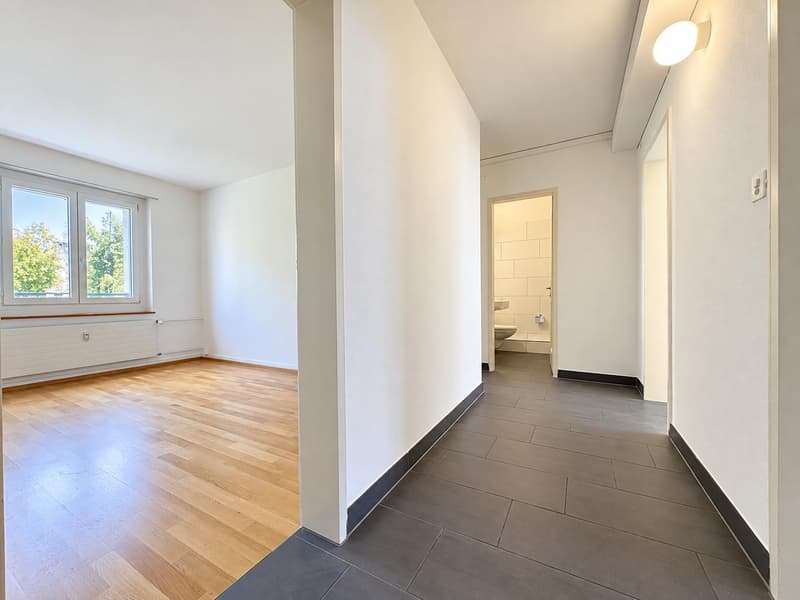 Korridor / Zimmer 1 (Beispielfoto aus baugleicher Wohnung im 2.OG; Abweichungen sind möglich)