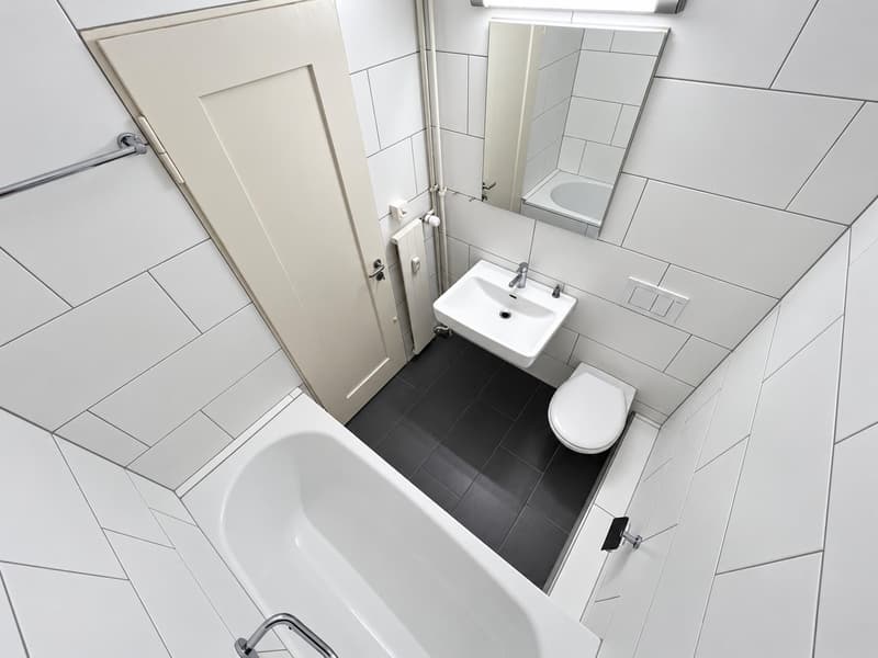 Badezimmer (Beispielfoto aus baugleicher Wohnung im 2.OG; Abweichungen sind möglich)