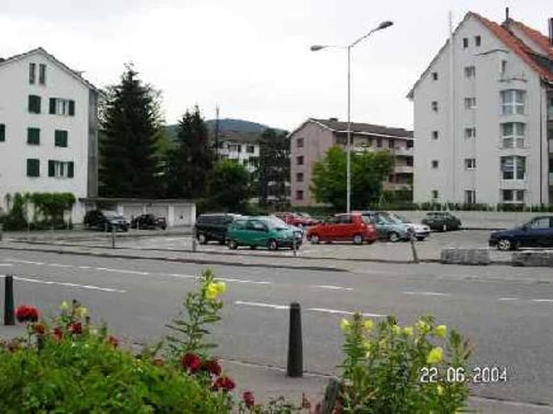 Aussenparkplätze und Tiefgaragenparkplätze an zentraler Lage (2)