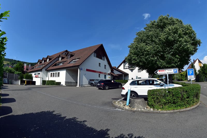 Zufahrt mit Kundenparkplätzen