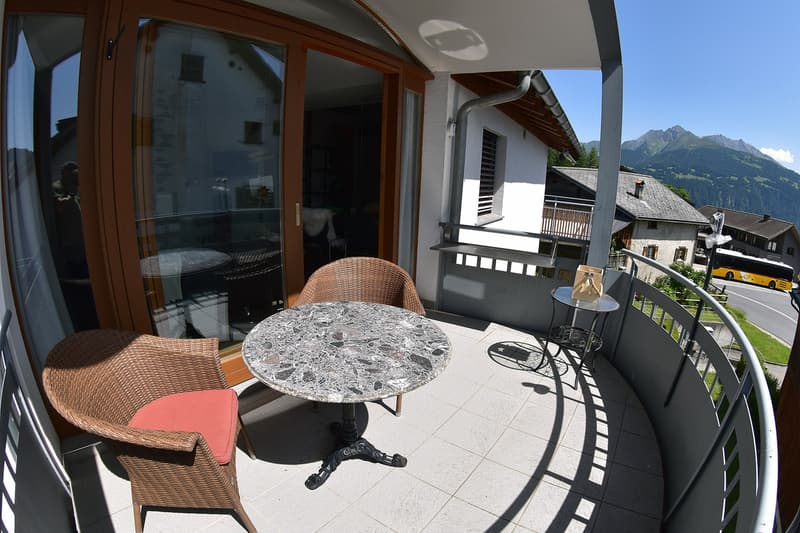 Der sonnige Balkon mit Aussicht
