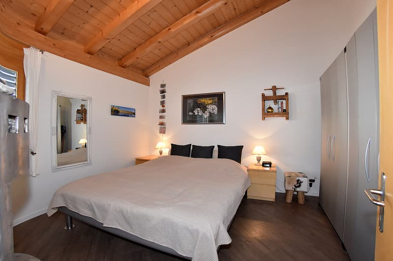 Das grosszügige Schlafzimmer ......