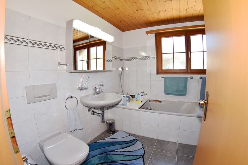 Das Bad im Dachgeschoss ...