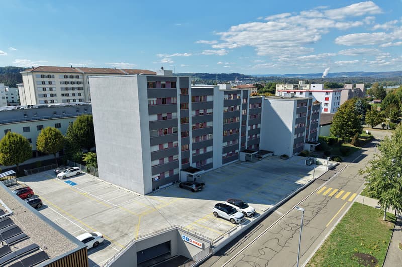 Zufahrt mit Aussen- und Besucherparkplätzen