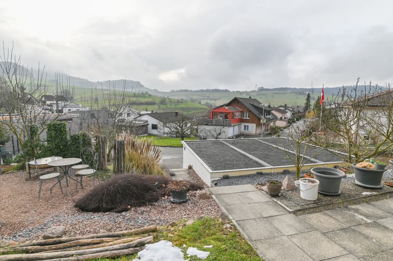 Sunny panoramic view - Family house with large parking facilities (2)