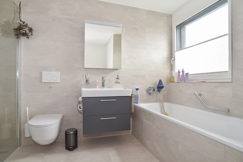 Nasszelle im OG mit Badewanne, WC, Lavobo...