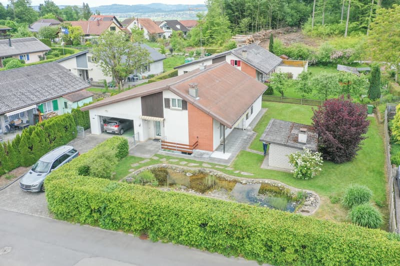 A detached house to fall in love with, with a beautiful garden and plenty of land (2)